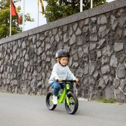 VÉLO D'ÉQUILIBRE BIKY MINI VERT AVEC DRAPEAU DE SÉCURITÉ -magasin vélo velo dequilibre biky mini vert avec drapeau de securite 3 600x600 1